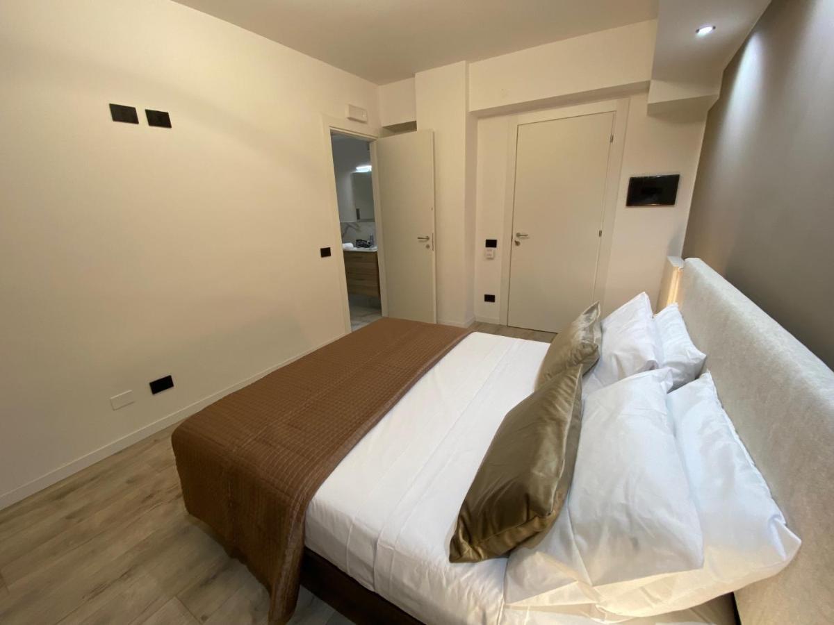 Hotel Plaza Ungheria パレルモ エクステリア 写真
