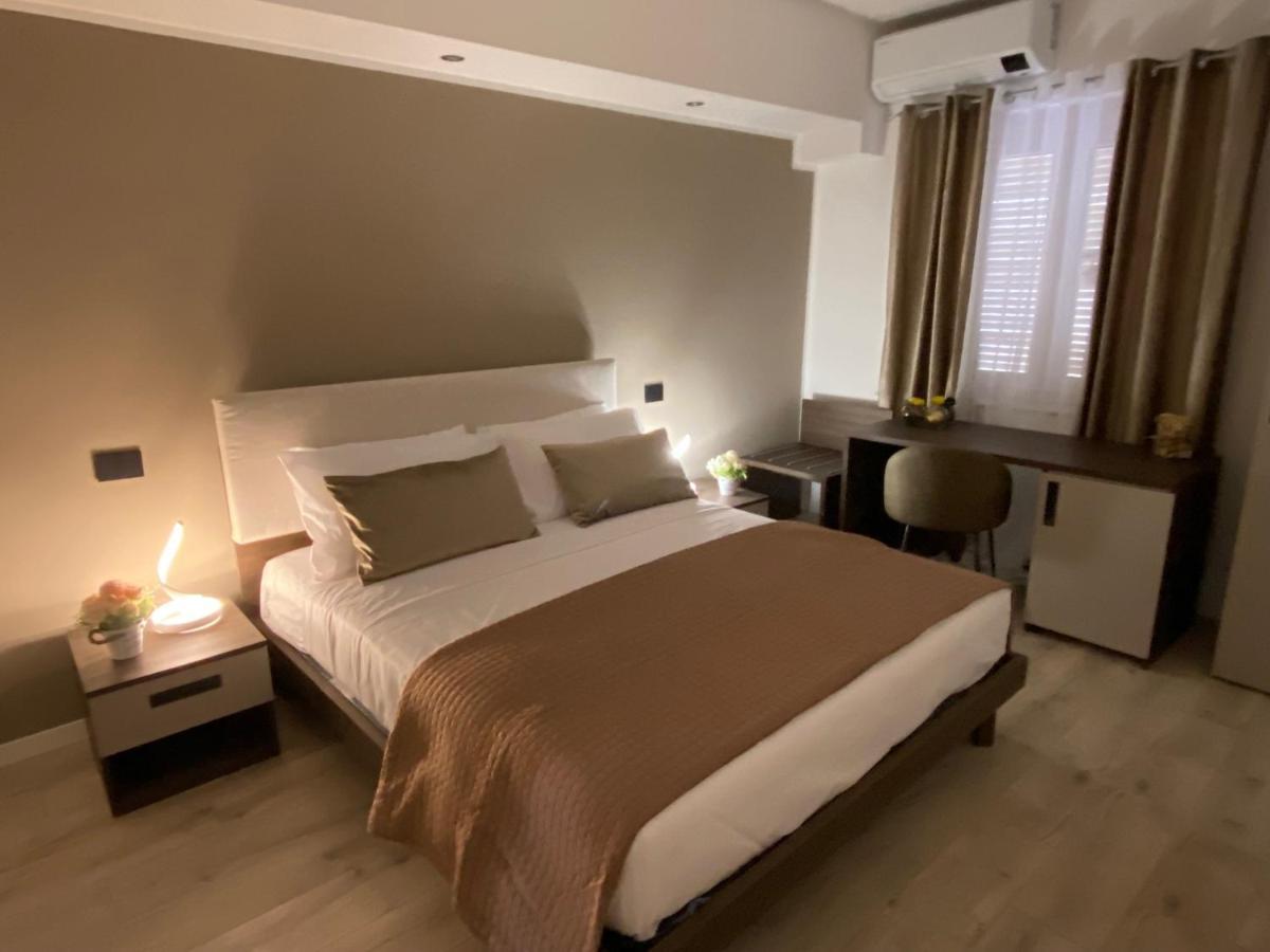 Hotel Plaza Ungheria パレルモ エクステリア 写真