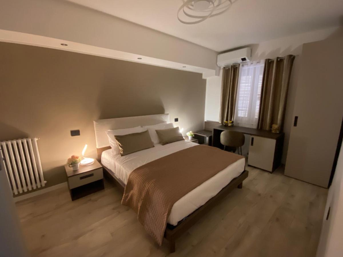 Hotel Plaza Ungheria パレルモ エクステリア 写真